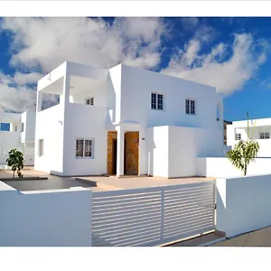 https://villa-deluxe-atlantico-rubicon.in-canary-islands.com